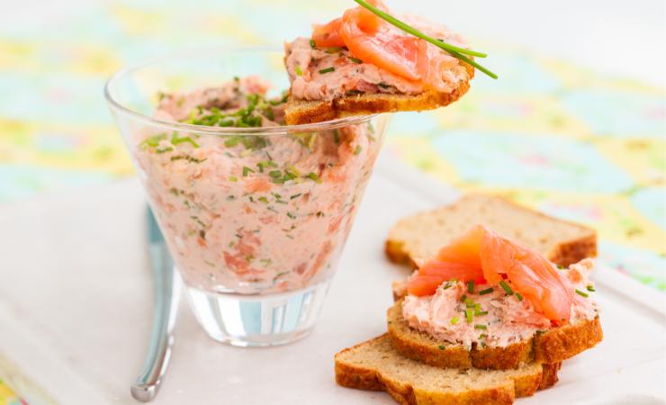 mousse al salmone nel bicchiere e su pezzi di pane