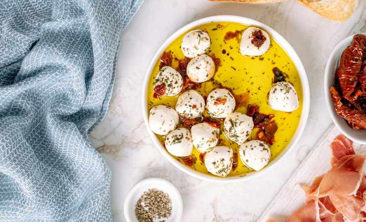 piatto di mozzarelline con olio origano e pomodorini secchi
