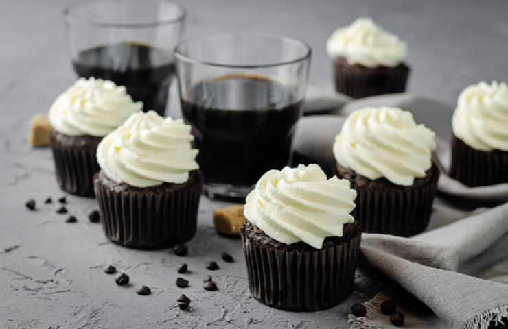 Muffin al cioccolato e panna su un tavolo