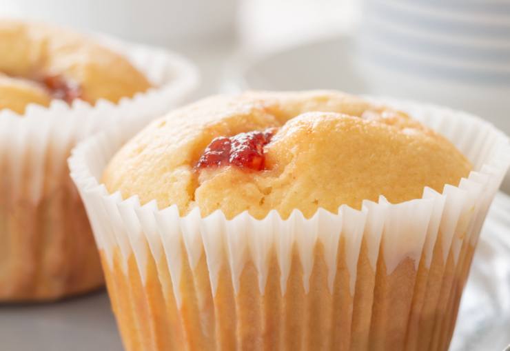muffin dorato con cuore di marmellata
