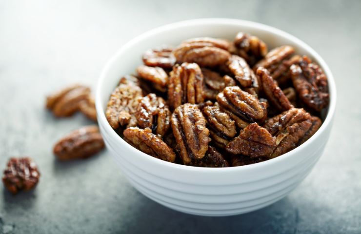 Noci caramellate in una ciotola