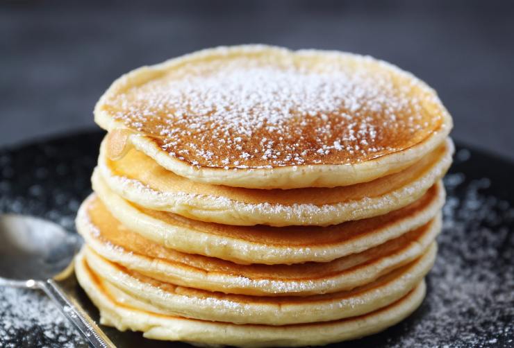 pila di pancake con zucchero a velo