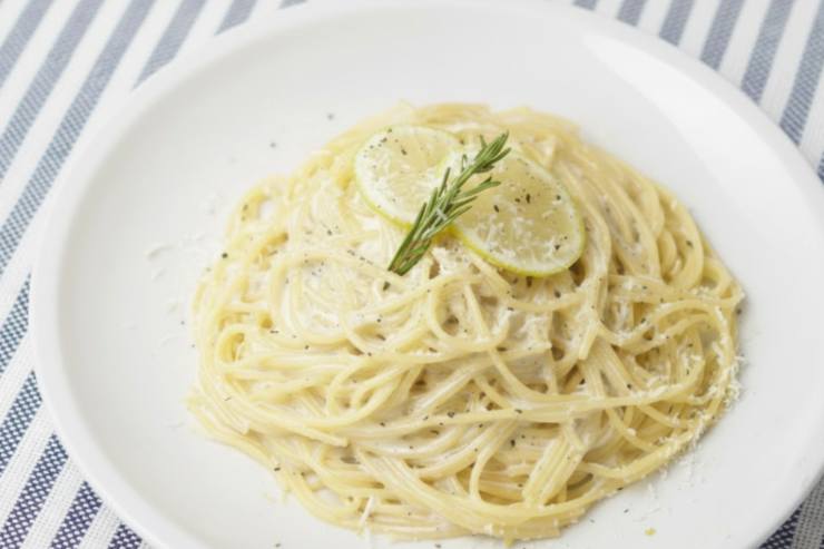 spaghetti conditi con mascarpone e limone