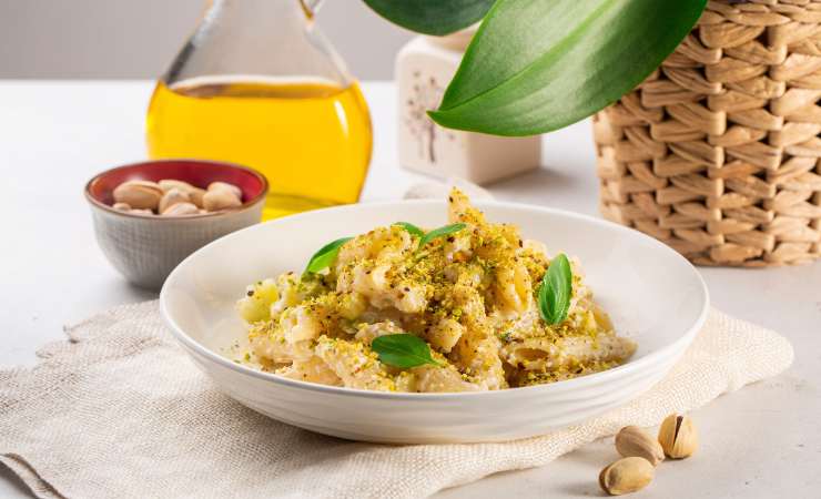 piatto di pasta ricotta e pistacchi tritati