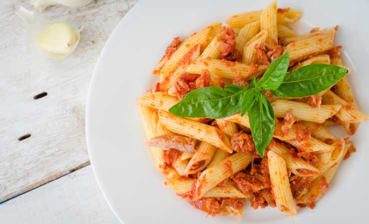 piatto di pasta al sugo con sgombro