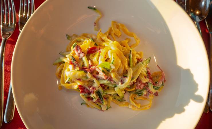 piatto di tagliolini con zucchine e speck