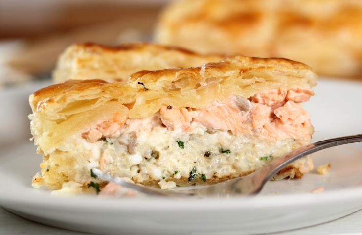 Fetta di pasticcio di pesce vista da vicino