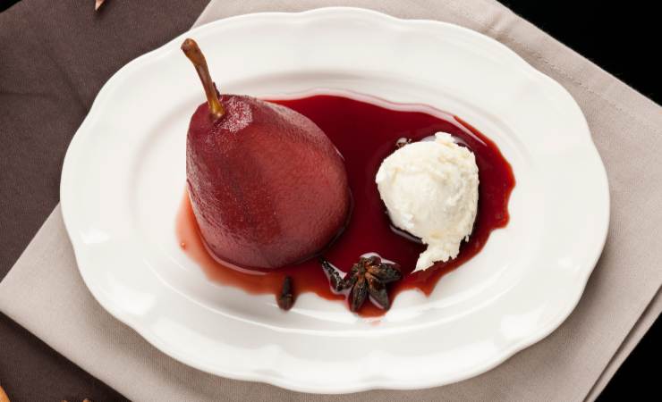 piatto con pere al vino rosso e gelato