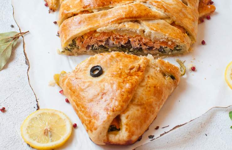 La testa tagliata del pesce di pasta sfoglia ripieno