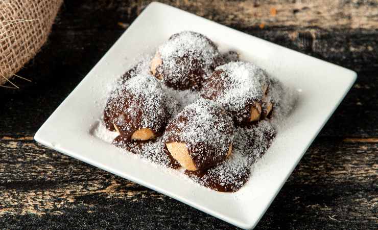 piatto di frittelle con Nutella e zucchero a velo