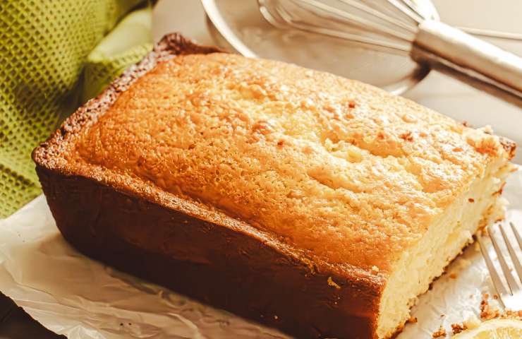 Torta plum cake su un tavolo