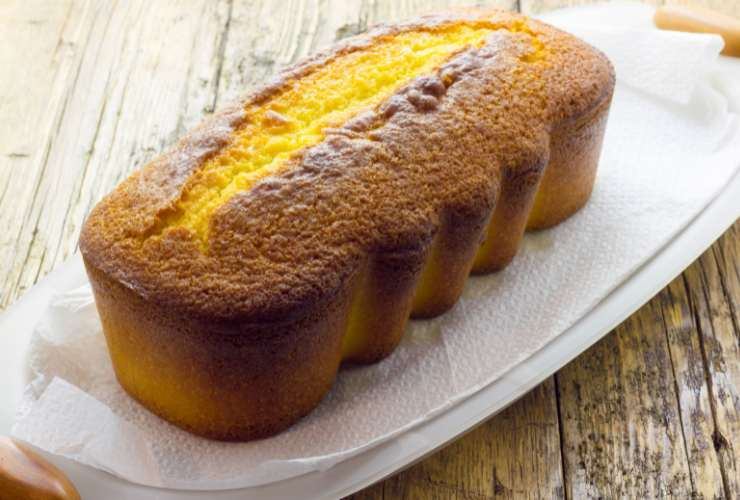 plumcake intero appena sfornato