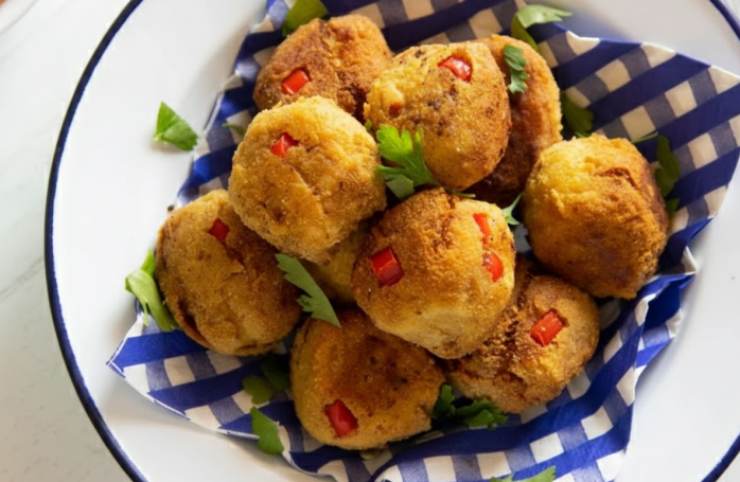 piatto con polpette di peperoni