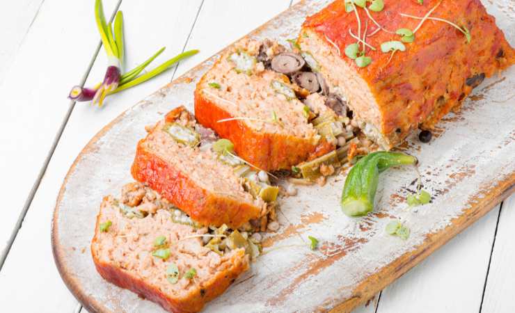 polpettone di salmone su tagliere