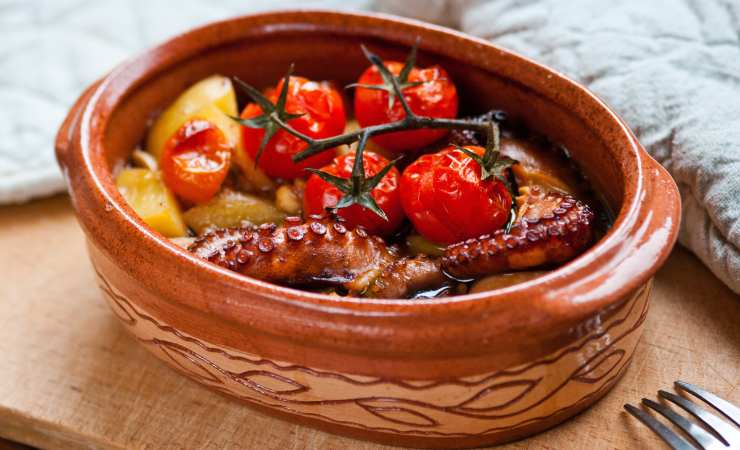 polpo patate e pomodorini in pirofila di terracotta