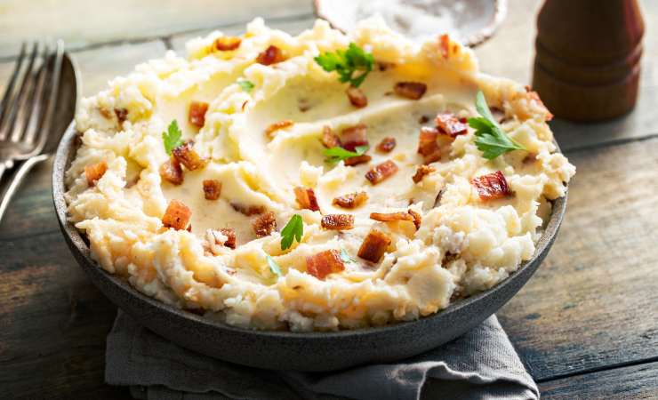 piatto con purè di patate e pancetta