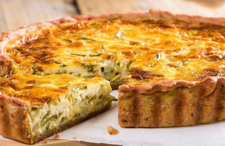 Una quiche tagliata su un vassoio