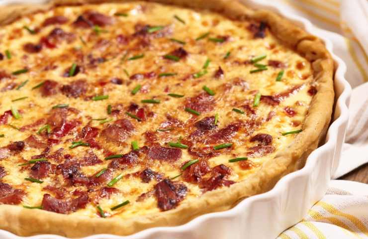 Quiche lorraine con pancetta in una pirofila