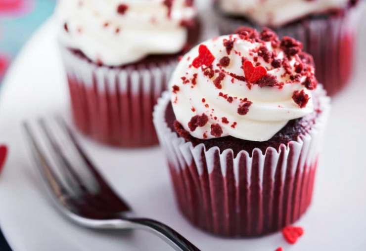 cupcake red velvet in piatto con forchetta