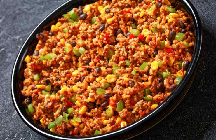 Una padella con del riso alla messicana