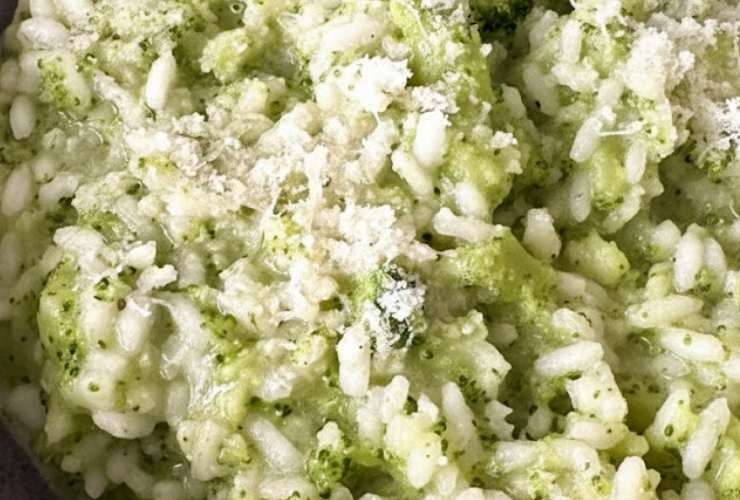 primo piano di risotto ai friarielli con parmigiano