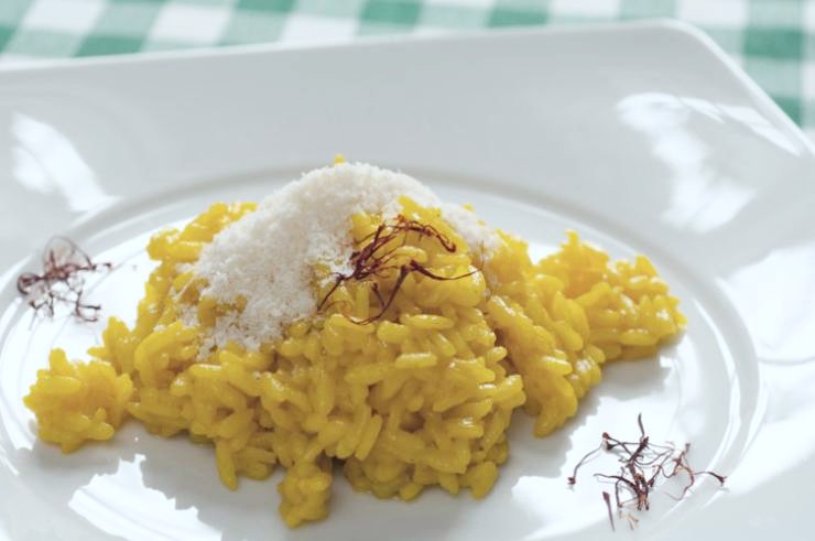 piatto con risotto al mandarino e formaggio