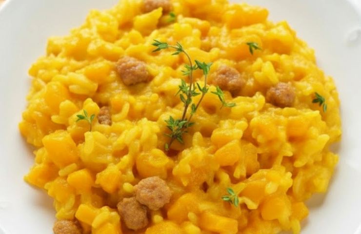 risotto con zucca e pezzi di salsiccia