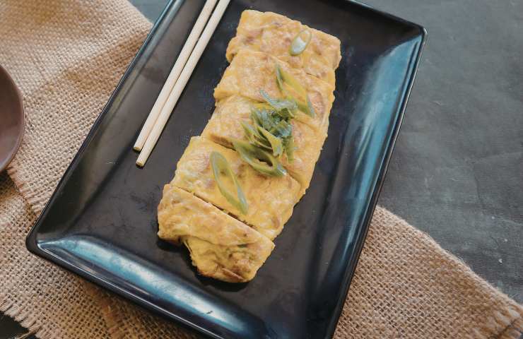 Rotolo provola e speck in una teglia visto dall'alto