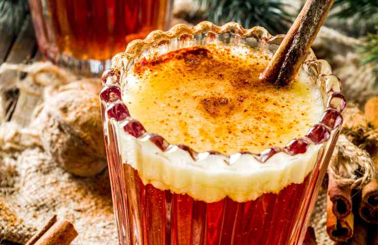 Un bicchiere di rum caldo al burro