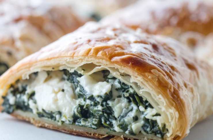 pezzo di rustico di sfoglia con ripieno di friarielli e ricotta