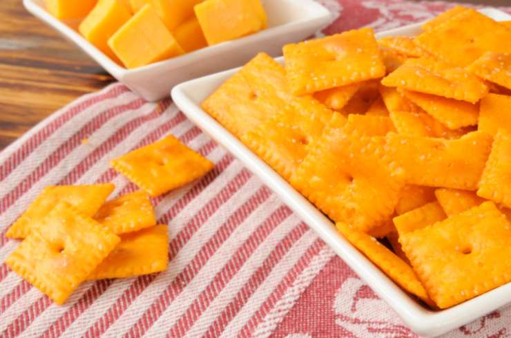 salatini al cheddar in ciotole bianche