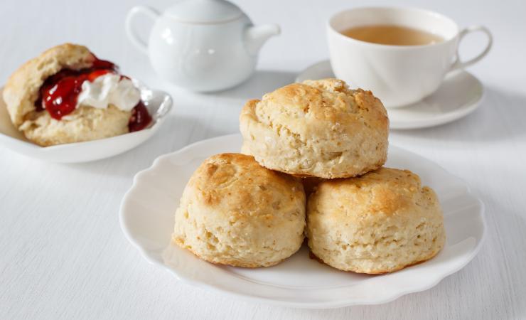 panini dolci con tazza di tè