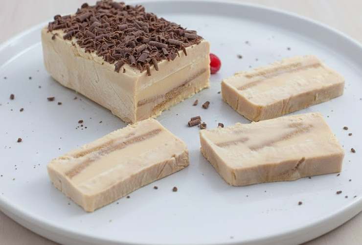 semifreddo al torrone con fette tagliate