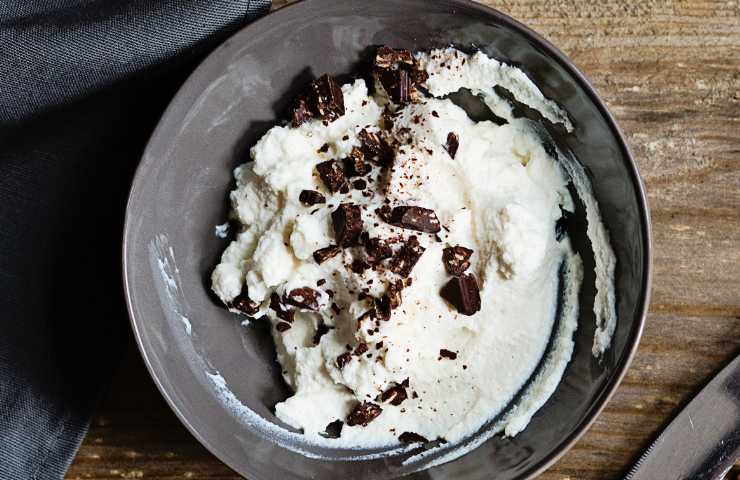 Ricotta con cioccolato in un contenitore