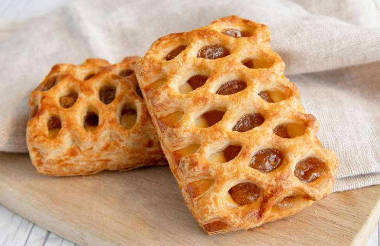 Sfogliatine dolci con copertura a griglia su un tavolo