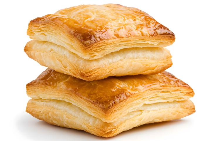 Due sfogliatine salate di pasta sfoglia su sfondo bianco