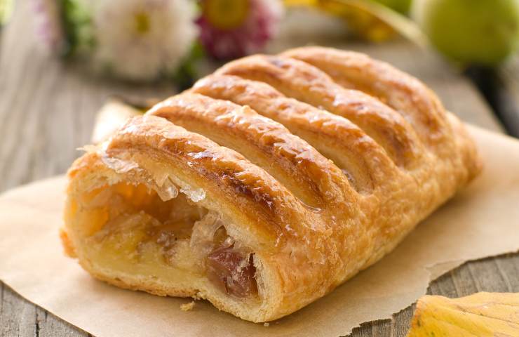 strudel mele su un tavolo
