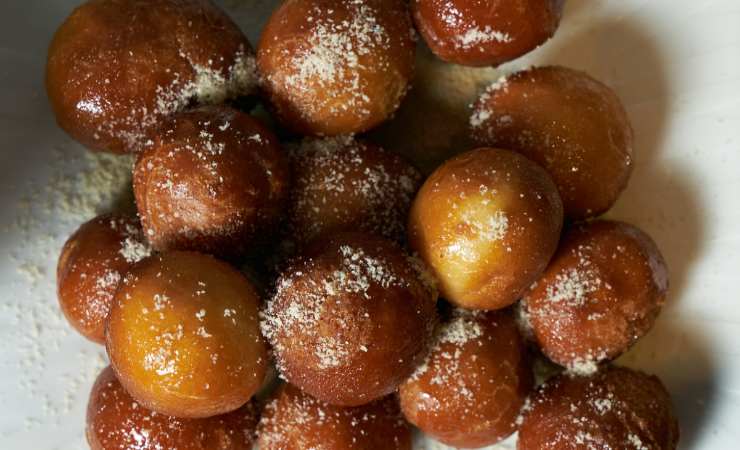 struffoli al cacao con zucchero