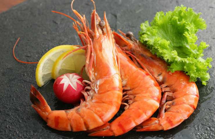 Gamberi ed altri ingredienti su un piano