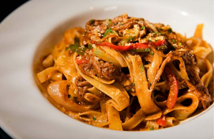 Un piatto di tagliatelle di manzo speziate