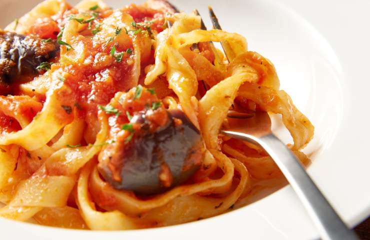 Piatto tagliatelle con sugo di pomodoro e funghi