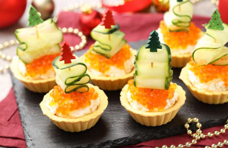 Tartellette ed alberelli natalizi serviti su vassoio