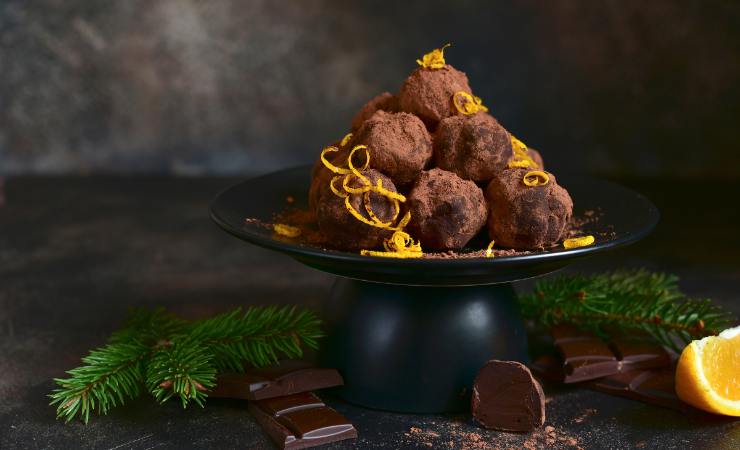 tartufini arancia e cioccolato su alzata