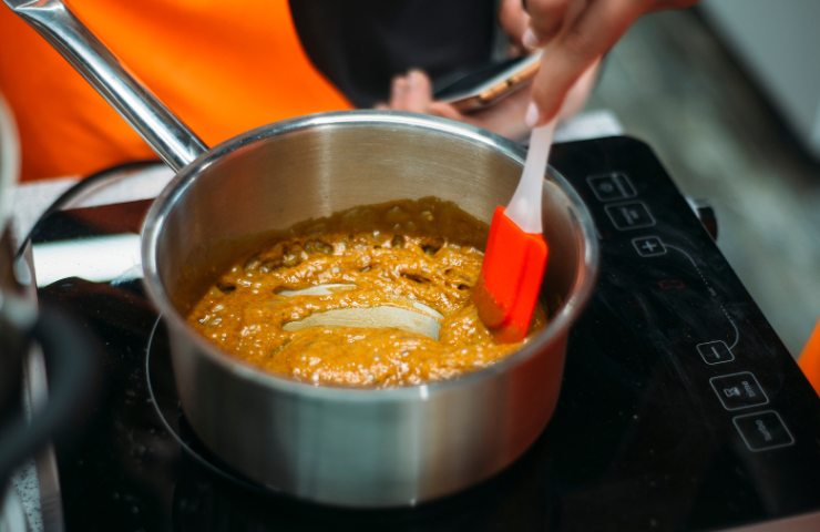 Caramello che cuoce in un pentolino