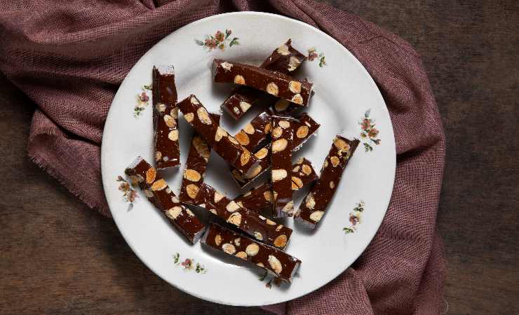 piatto con torroncini cioccolato e nocciole