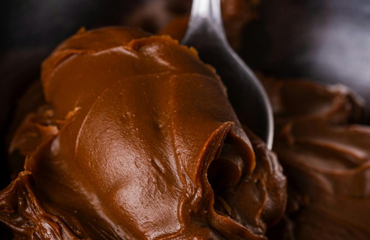 Ganache al cioccolato su un cucchiaio