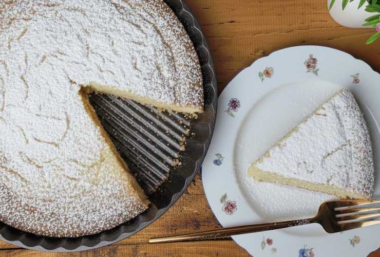 primo piano di torta d'inverno con fetta tagliata