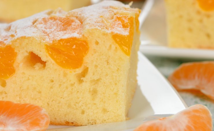 fetta di torta al mandarino in un piatto