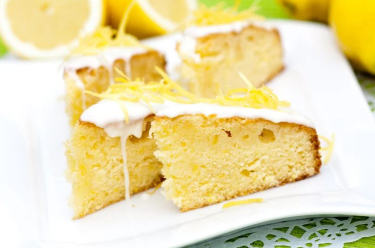 fette di torta margherita in un piatto