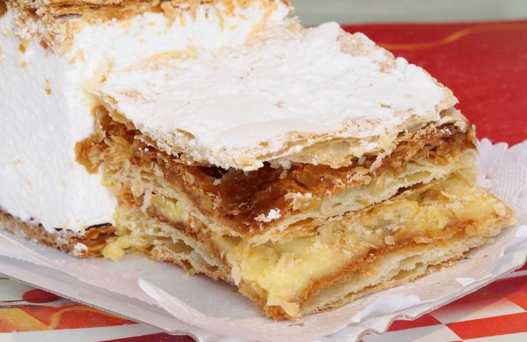Una torta millefoglie alla crema